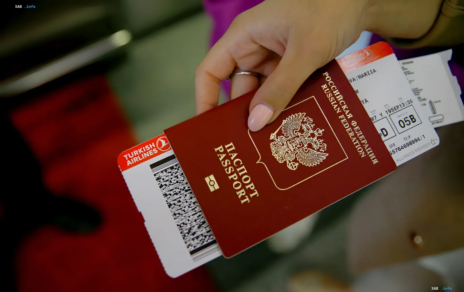 Російський паспорт і посадкові талони Turkish Airlines у руці — на тлі нового пакету візових обмежень ЄС