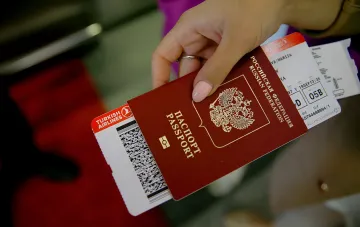 Російський паспорт і посадкові талони Turkish Airlines у руці — на тлі нового пакету візових обмежень ЄС