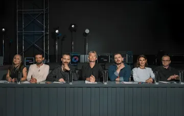 Jurymitglieder der neuen Staffel von „Fabryka Zirok“ auf SWEET.TV: sieben Experten am Studiotisch vor den Castings