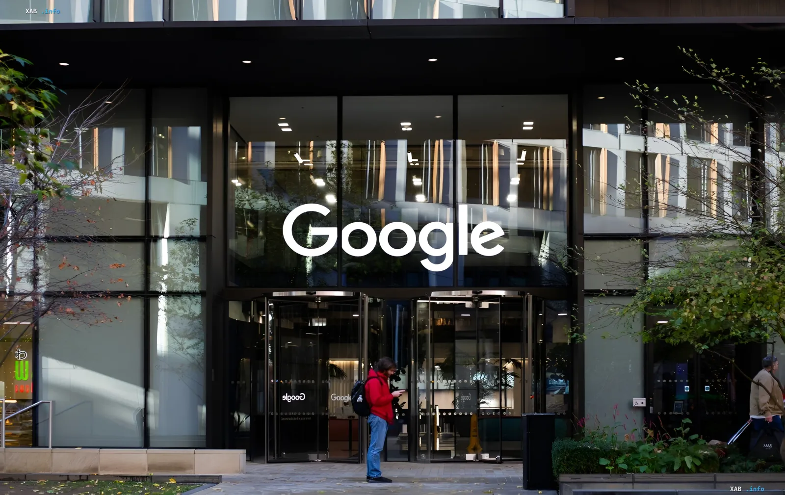 Fassade eines Google-Büros mit Firmenschriftzug; Google macht Gmail, Docs und Keep zu Sprach-KI-Assistenten auf Basis von Gemini
