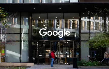 Fassade eines Google-Büros mit Firmenschriftzug; Google macht Gmail, Docs und Keep zu Sprach-KI-Assistenten auf Basis von Gemini