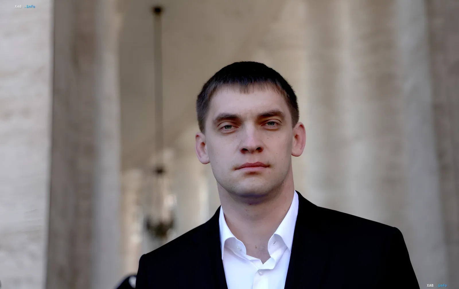 Іван Федоров, новий голова Держагентства відновлення України, у діловому костюмі на тлі уряду