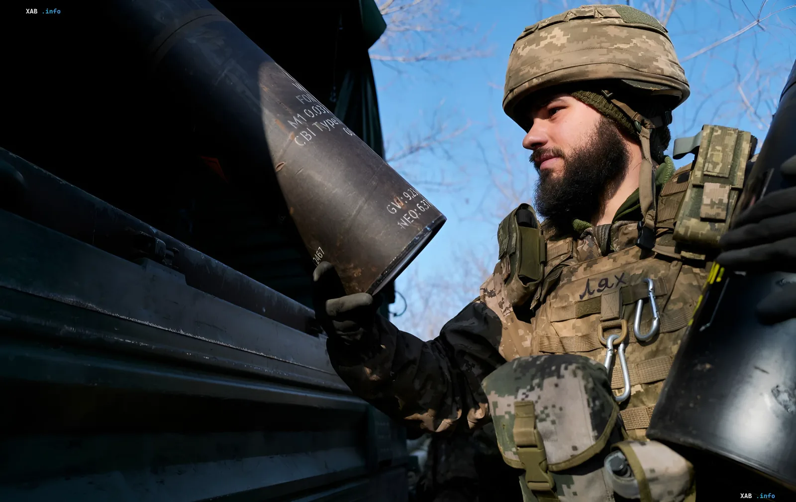 Ukrainian soldier in camouflage aiming from an anti-aircraft gun, illustrating news about the Cabinet's allocation of 33.6 billion UAH for military payments