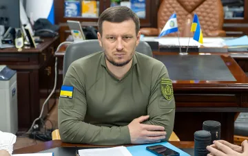 Прокудин у формі з нашиткою Херсонської області попереджає про ризик тривалих відключень світла та тепла взимку