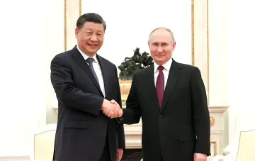 Си Цзиньпин и Владимир Путин пожимают руки на фоне нефтяного сотрудничества России и Китая