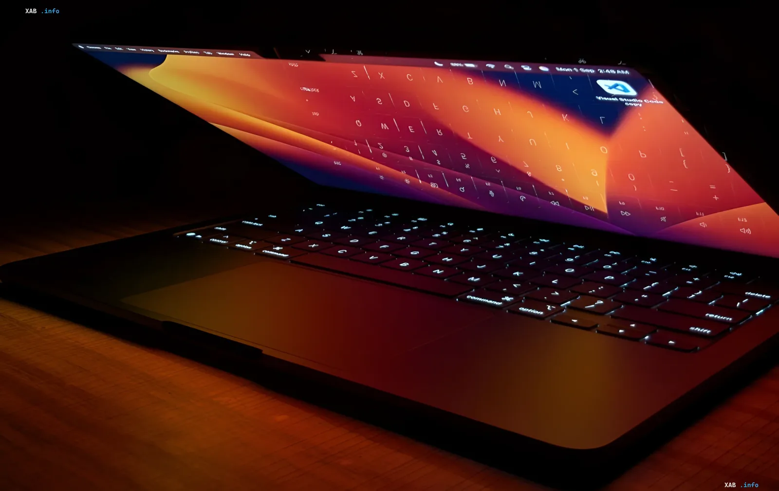 MacBook с ярким экраном в тёмном интерьере — устройство для macOS 27 Golden Gate с ИИ-ассистентом Siri