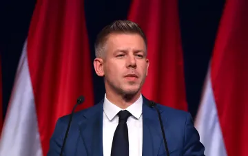 Ungarischer Politiker Magyar spricht an einem Podium mit ungarischen Flaggen im Hintergrund und erklärt, dass Ungarn trotz der EU-Entscheidung ukrainischen Männern im wehrpflichtigen Alter Asyl gewähren wird