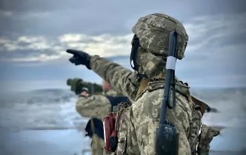 Військові ЗСУ на позиціях у Сумській області ведуть спостереження за лінією фронту, спростовуючи фейк про захоплення села Храпівщина