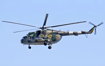 Вертоліт ЗСУ в камуфляжному забарвленні в польоті з модулем «Хищник» для автоматичного перехоплення дронів «Шахед»