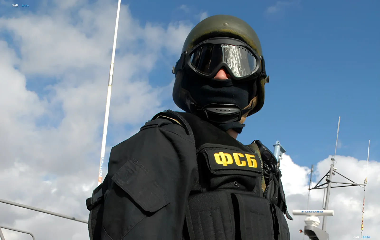Spezialist der FSB in taktischer Ausrüstung vor dem Himmel; Illustration zum Thema Rekrutierung von 'Geringwertigen Agenten' für Aufgaben in der Ukraine