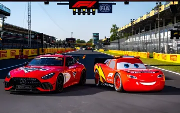 Молния Маккуин в роли safety car на трассе Формулы-1 в Монце рядом с Mercedes-AMG к 20-летию фильма «Тачки»