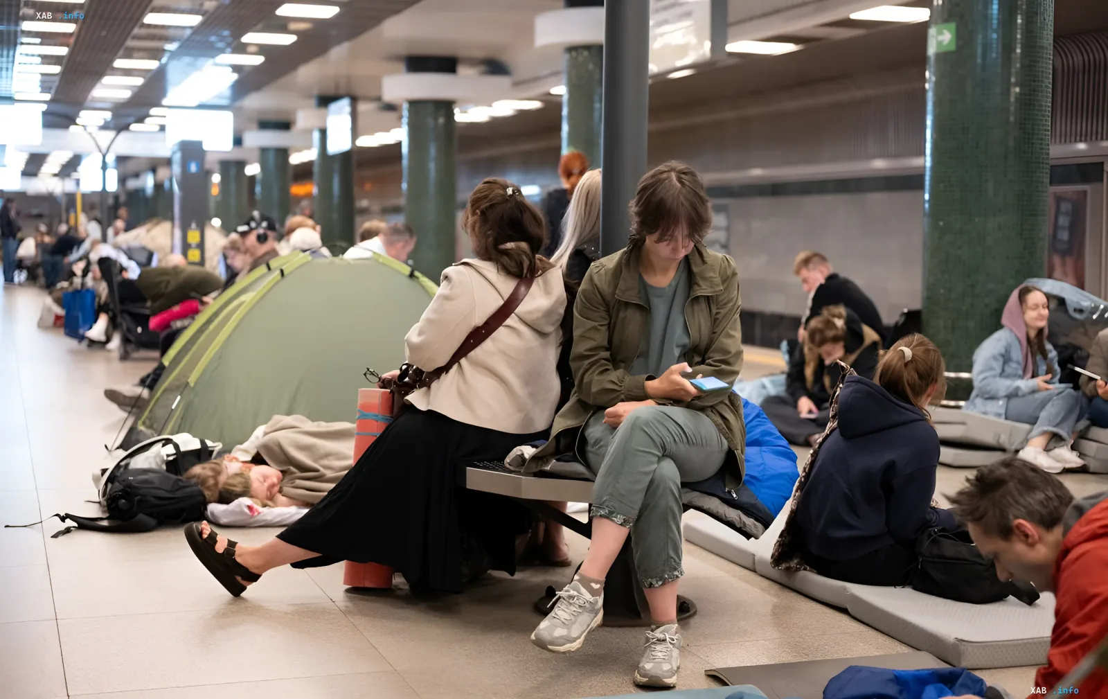 Menschen in einer U-Bahn-Station bei Luftalarm: Sie schlafen auf Matten und in einem Zelt — eine neue App auf Basis von Diia soll Schahed-Drohnen und Raketen verfolgen