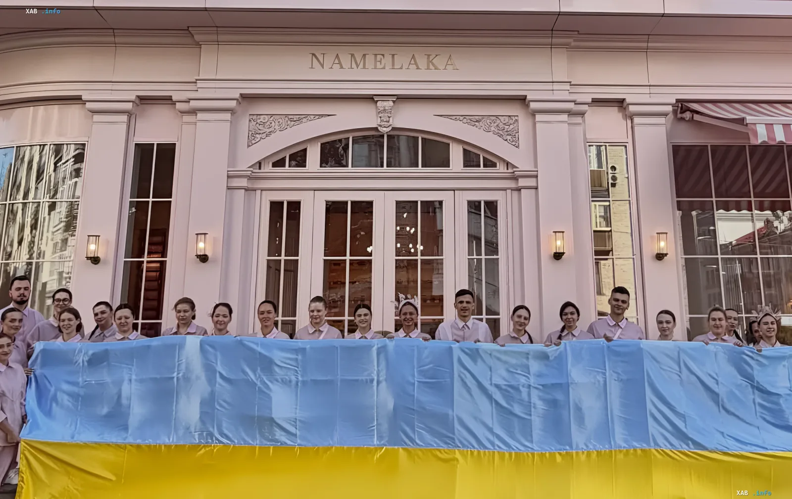 Mitarbeiter der Kiewer Konditorei Namelaka mit ukrainischer Flagge am Eingang nach Produktionsstopp wegen Salmonellen-Ausbruchs