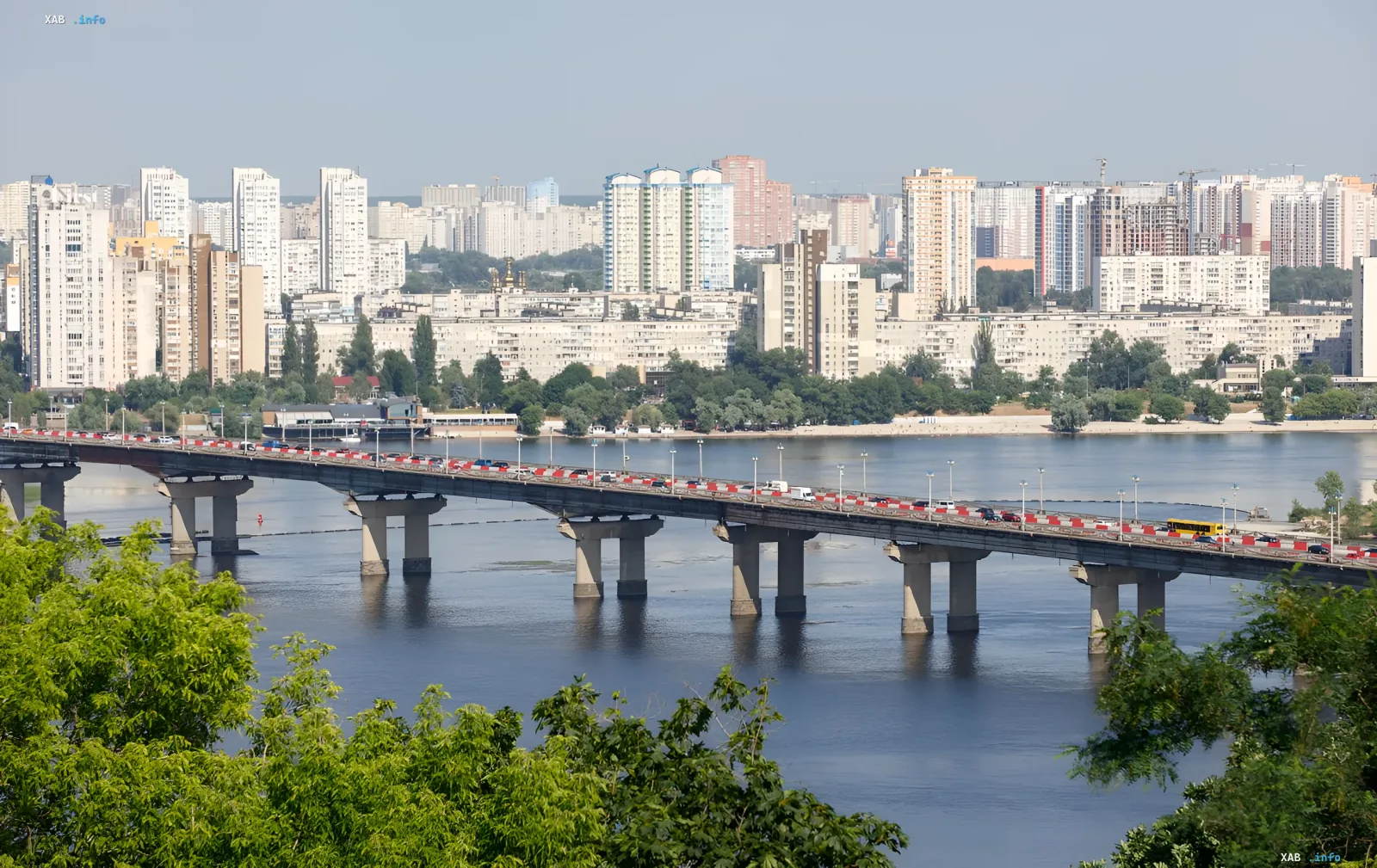 Мост Патона в Киеве с дорожными барьерами во время ремонта и частичного закрытия движения