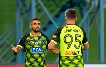 Игроки «Полесья» в форме с логотипом BGV после победы 5:1 над «Кудровкой» в УПЛ