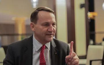 Марк Сікорський в діловому костюмі жестикулює під час виступу про необхідність висилки російських дипломатів з країн ЄС
