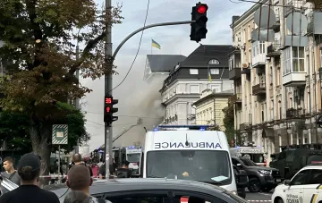 Последствия удара дрона по зданию в Киеве: дым из повреждённого дома и машины скорой помощи на месте происшествия