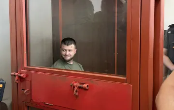 Військовий ГУР, підозрюваний у стрільбі на Шумського, за склом у суді Києва перед звільненням під особисте поручення