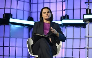 Светлана Тихановская выступает на публичном мероприятии, предупреждая НАТО об угрозе провокаций из Беларуси и развертывании ракет «Орешник»