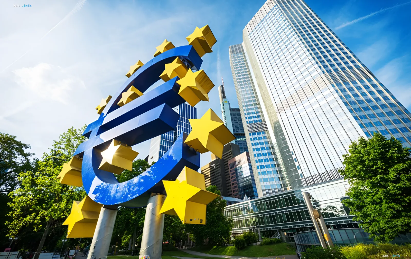 Euro-Skulptur mit Sternen vor den Geschäftstürmen von Brüssel – Illustration zu den eingefrorenen russischen Vermögenswerten in der EU und dem Veto Belgiens