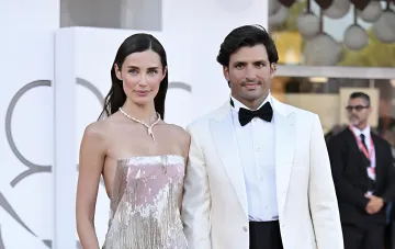 Paar auf dem roten Teppich der Venedig Filmfestspiele 2026: silbern-rosé Couture-Kleid und weißer Smoking