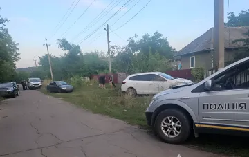 Место ДТП в Одесской области: полицейский автомобиль и машины на месте, где водитель ТЦК сбил двухлетнего ребёнка