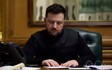 Володимир Зеленський за робочим столом під час підписання кадрових рішень щодо призначення глав обласних адміністрацій