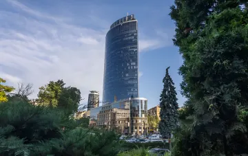 Business Center Parus in Kiew — Glas-Büroturm auf der Weißliste der Finanzpolizei