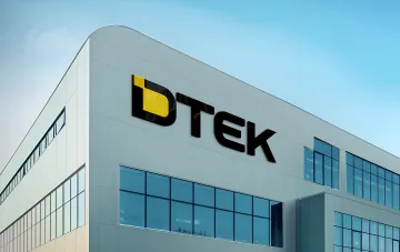 Корпоративное здание DTEK с фирменным логотипом на фасаде — компания, чей блок D.TRADING запустил партнёрство с Capalo AI для монетизации накопителей энергии в Европе