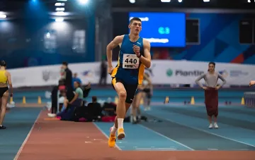 Bohdan Doroshchuk in the Diamond League final over 800m, blue Puma kit, bib 440