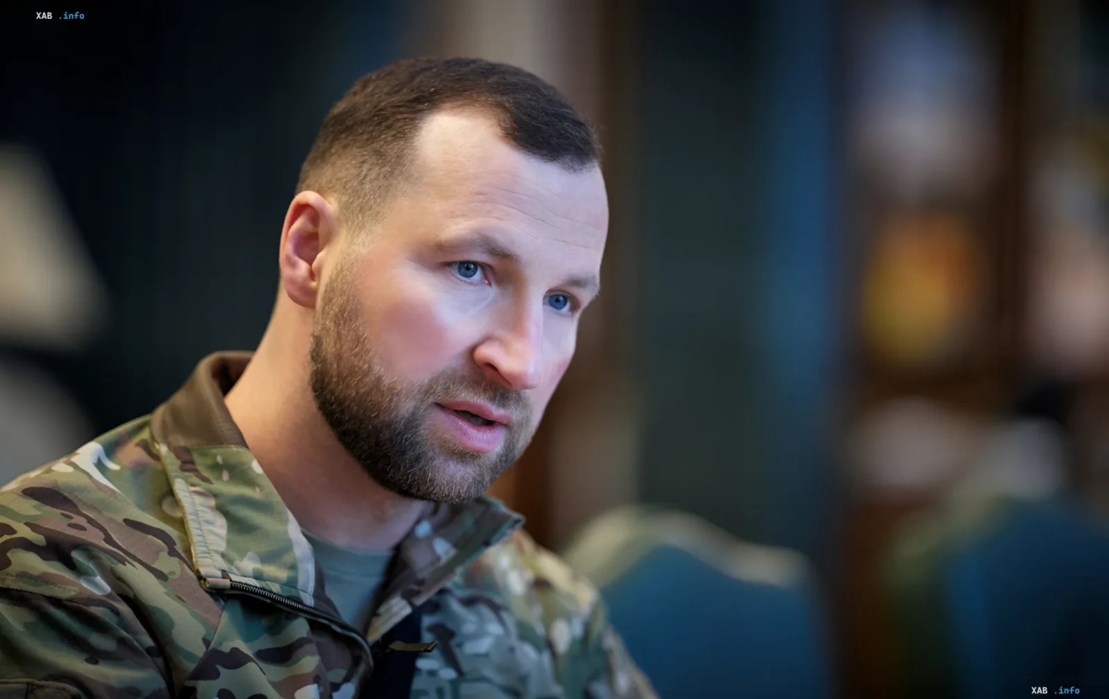 Украинский военный в камуфляжной форме на фоне обсуждения повестки Рамштайна по ПВО и снабжению