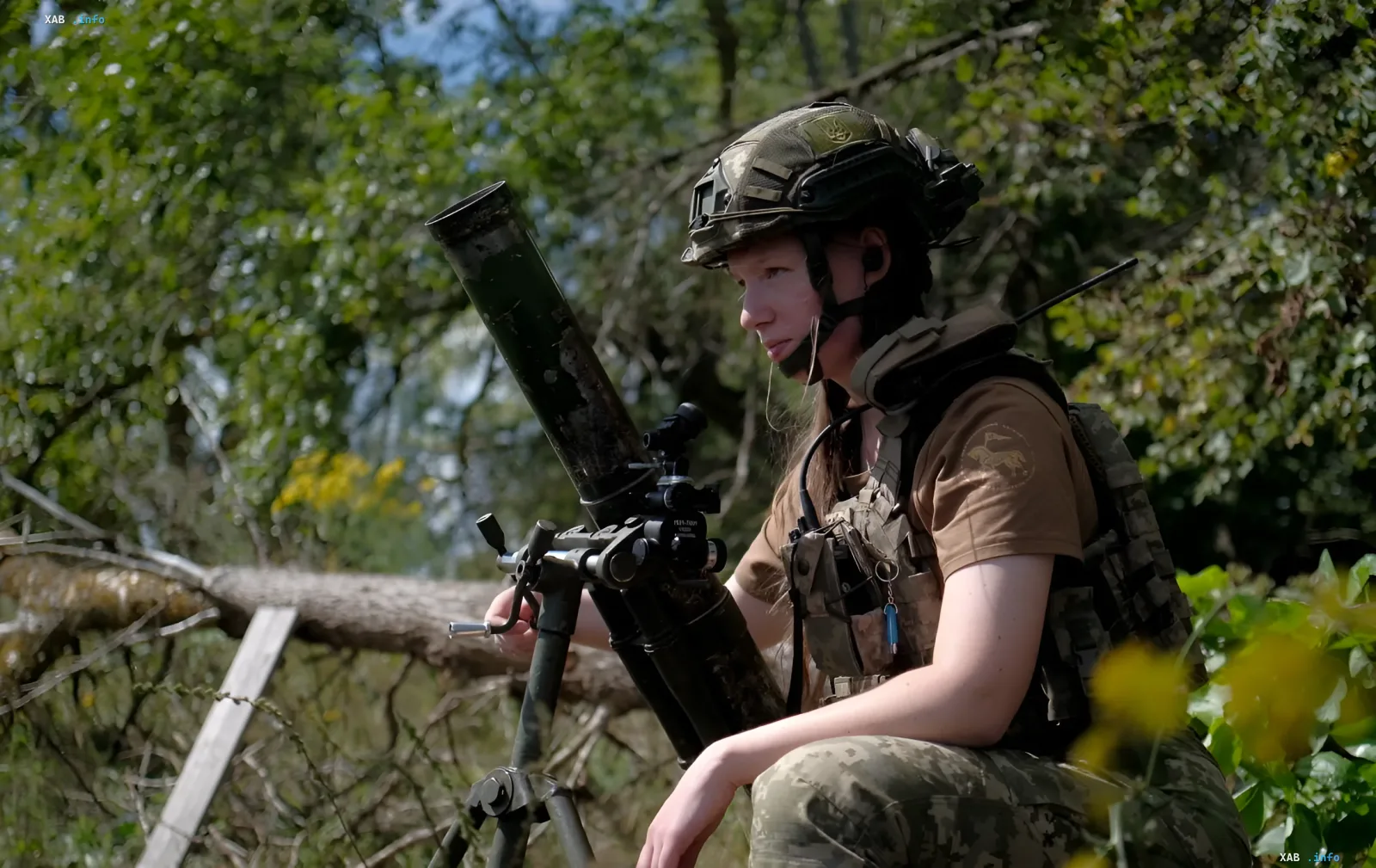 Украинская военнослужащая с минометом на передовой в ходе боевых действий на фронте