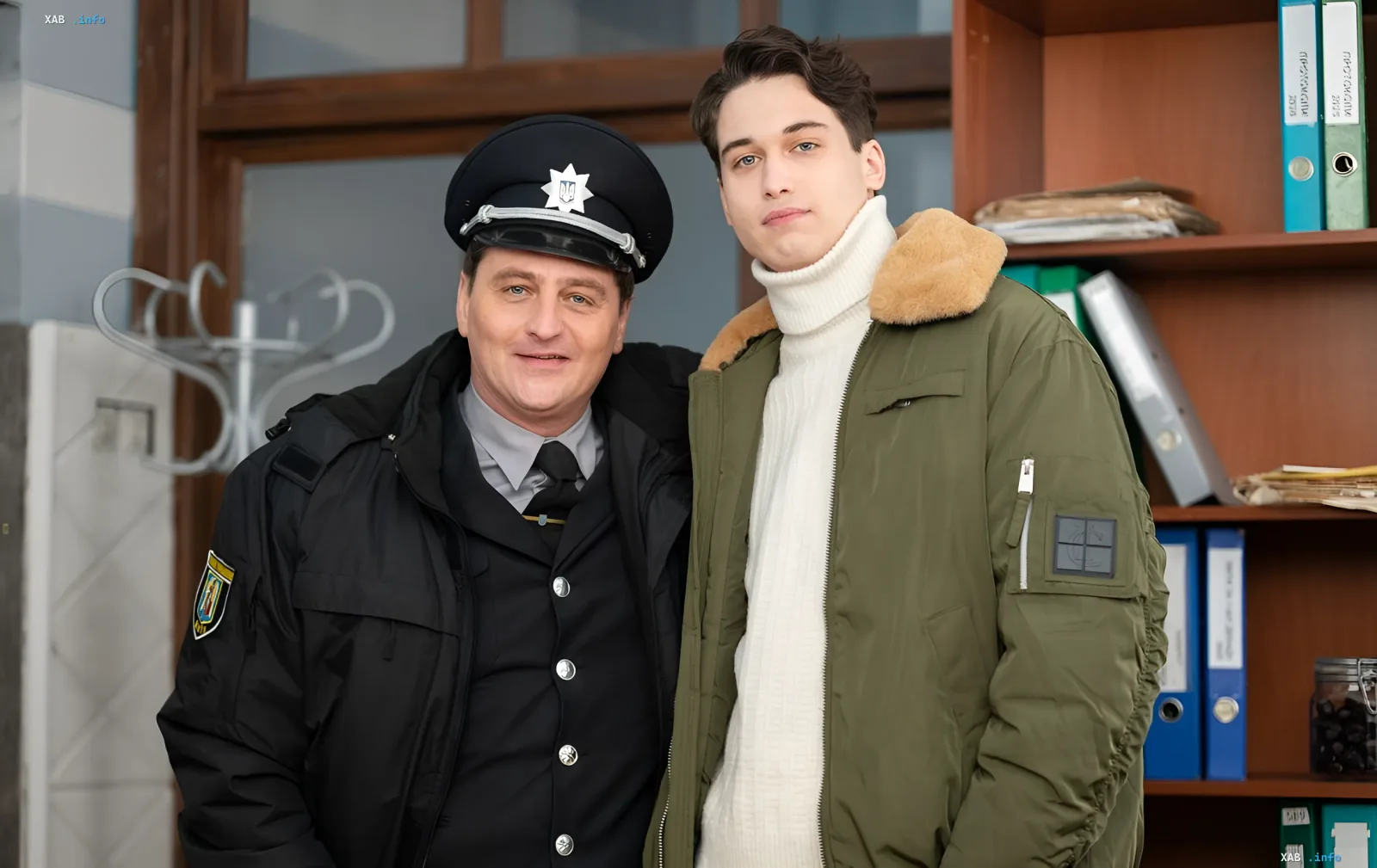 Иван Довженко и его отец в кадре из фильма «Пенсия!»: полицейский в форме и молодой человек в зелёной куртке