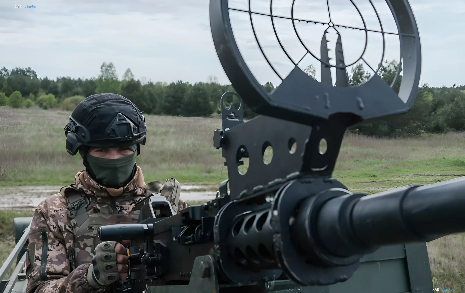 Оператор зенитной установки ПВО на фоне поля: как украинская система отражает ночные атаки дронов и баллистики РФ