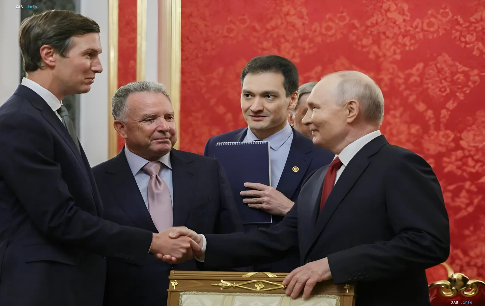 Владимир Путин пожимает руку посланнику Трампа в Кремле во время трёхчасовых переговоров по Украине и ситуации в Донбассе