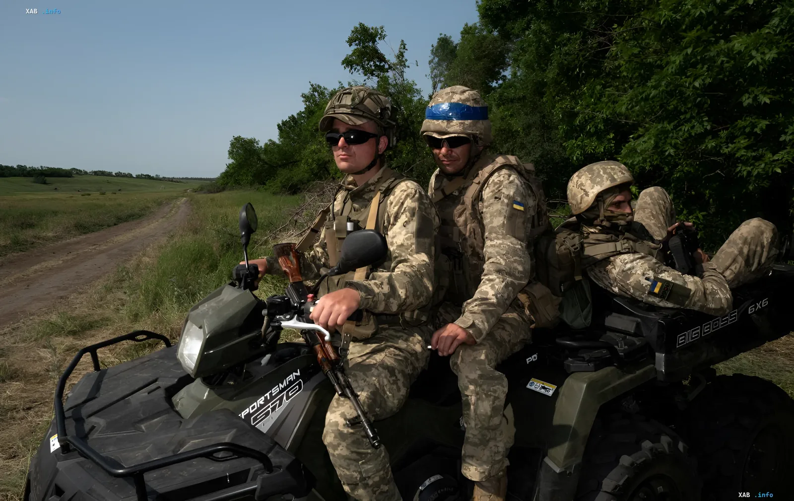 Украинские военные на квадроцикле во время патрулирования — Рада отменила пошлины и НДС на квадроциклы для обороны