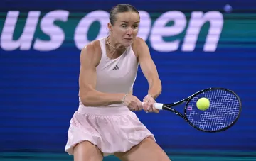 Элина Свитолина выполняет удар во время матча третьего круга US Open-2026 против Калинской