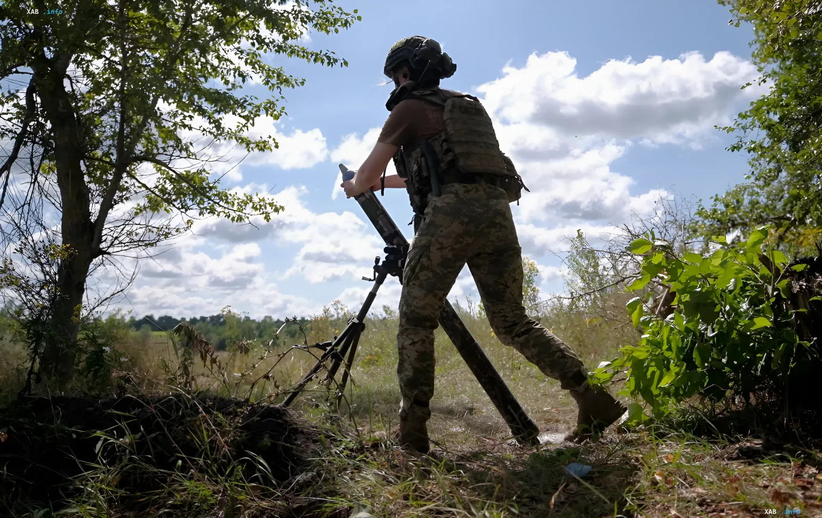 Военнослужащий ВСУ с зенитным вооружением в полевых условиях на фоне ударов по РЛС и РЭБ в Брянской области