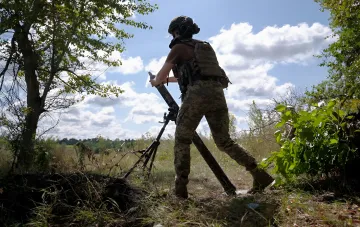 Военнослужащий ВСУ с зенитным вооружением в полевых условиях на фоне ударов по РЛС и РЭБ в Брянской области