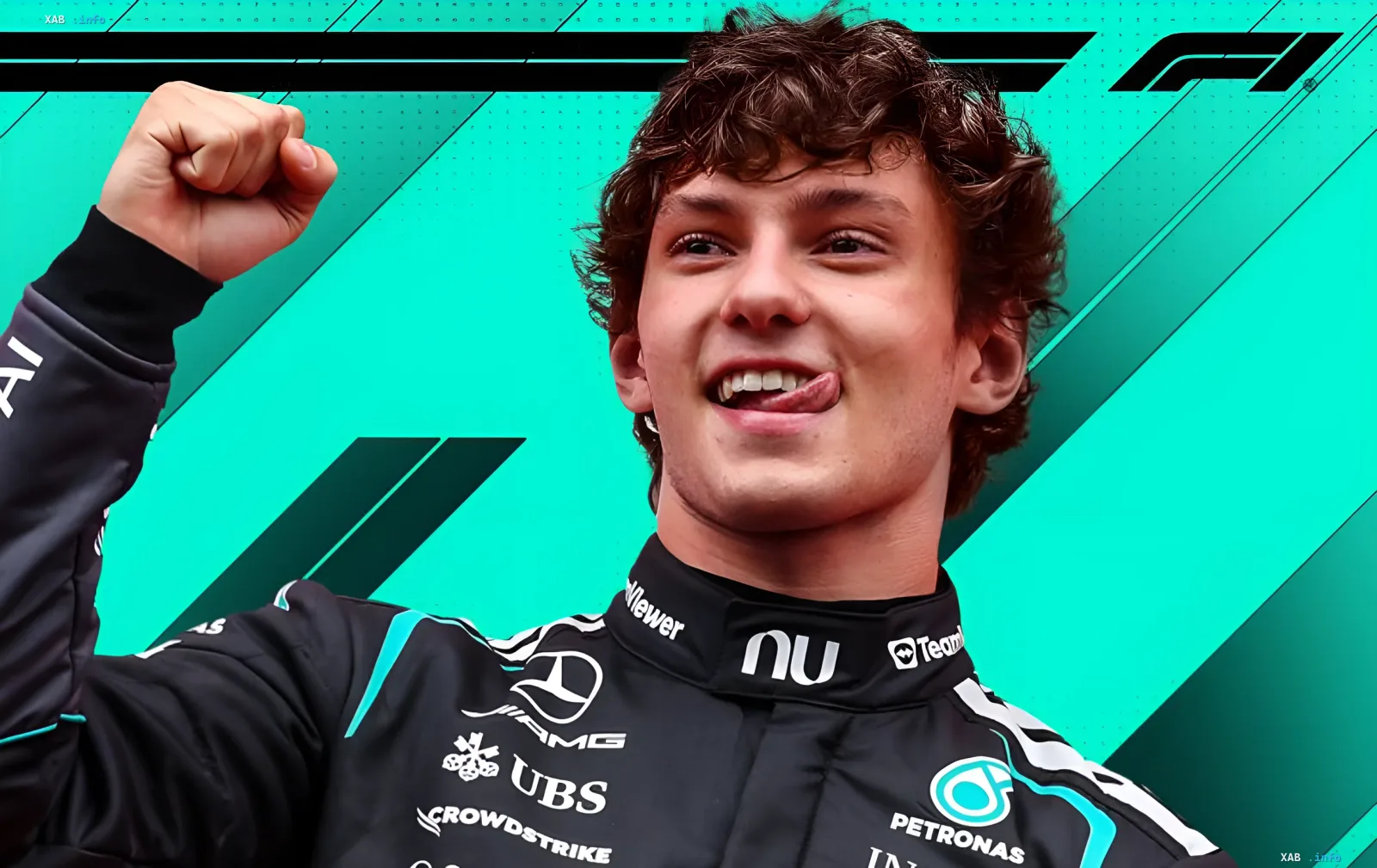 Kimi Antonelli im Mercedes-AMG-Petronas-Racingoverall feiert seinen Sieg beim Italien-Grand-Prix in Monza und reckt die Faust nach dem Sprung vom 19. Startplatz