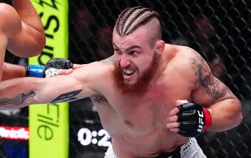 Даниил Донченко наносит удар в бою UFC против Сориано в Париже, одержав третью победу в 2026 году
