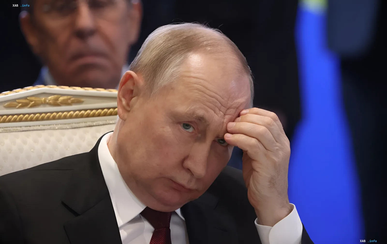 Владимир Путин задумчиво трогает лоб на фоне казахстанского флага — новые правила въезда россиян в Казахстан через QazETA
