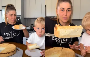 Königliche Vatrushka ohne Kneten: Frau und Kind probieren einen Kuchen mit zarter Hüttenkäse-Füllung und Butterschrot
