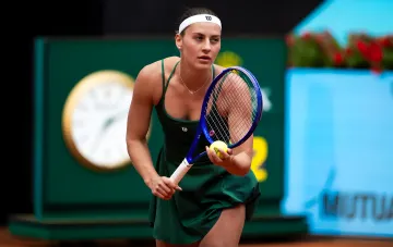 Maria Kostjuk mit Schläger und Ball während des Matches, in dem sie fünf Matchbälle rettete, aber bei US Open-2026 ausschied
