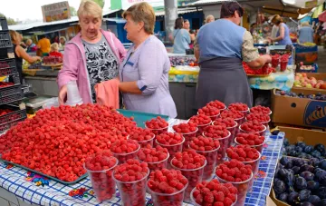 Малина на рынке: продавщицы раскладывают ягоду в стаканчики на фоне рекордных цен