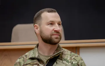 Представитель оборонной отрасли Украины в камуфляжной форме на заседании по новым правилам для оружейных производителей и экспорта вооружений