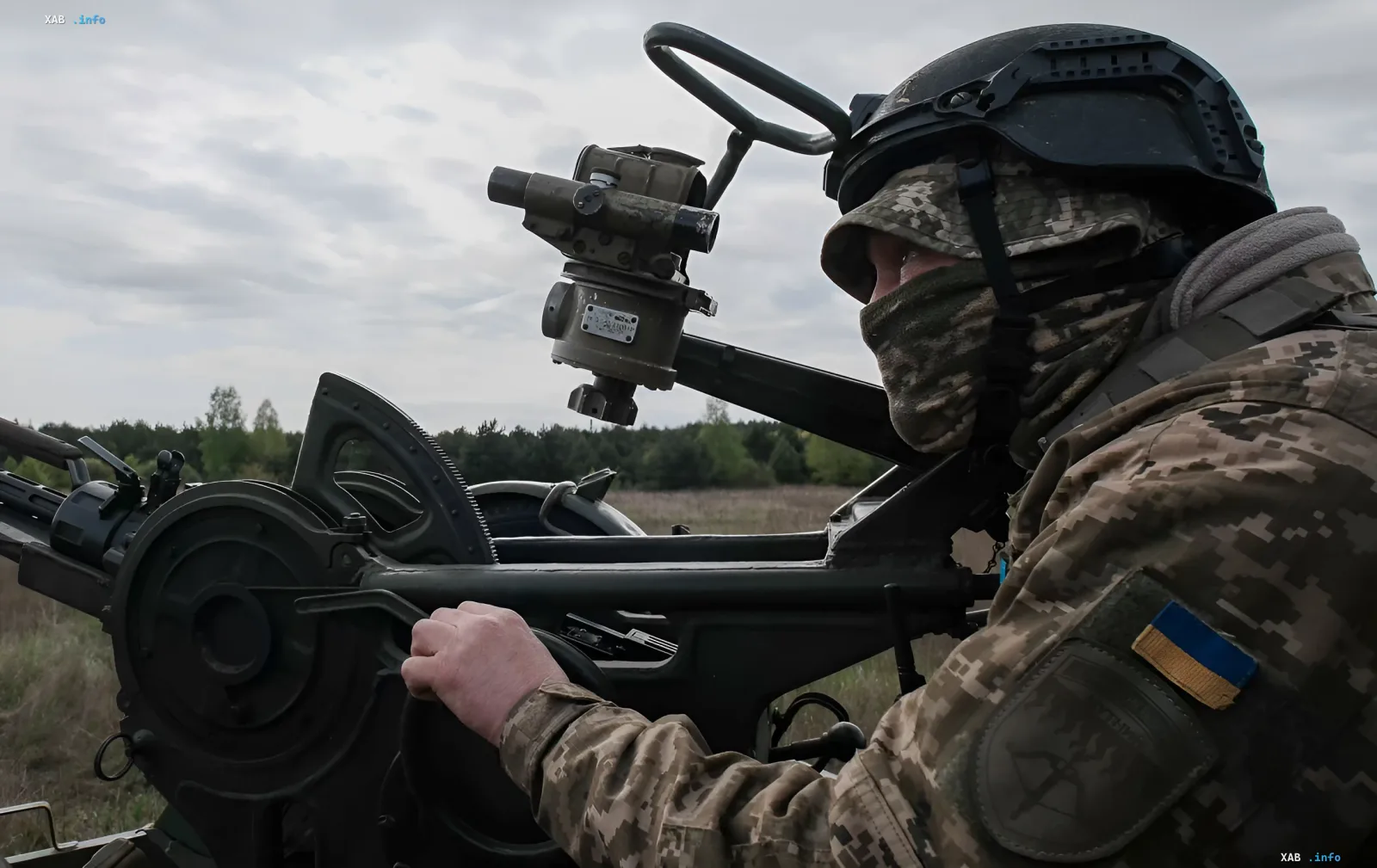 Украинский зенитчик за зенитным комплексом на фоне полей — боевая готовность ПВО к отражению атак дронов