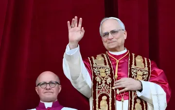Папа Лев XIV в литургическом облачении машет рукой во время публичного обращения с призывом к прекращению огня в Украине