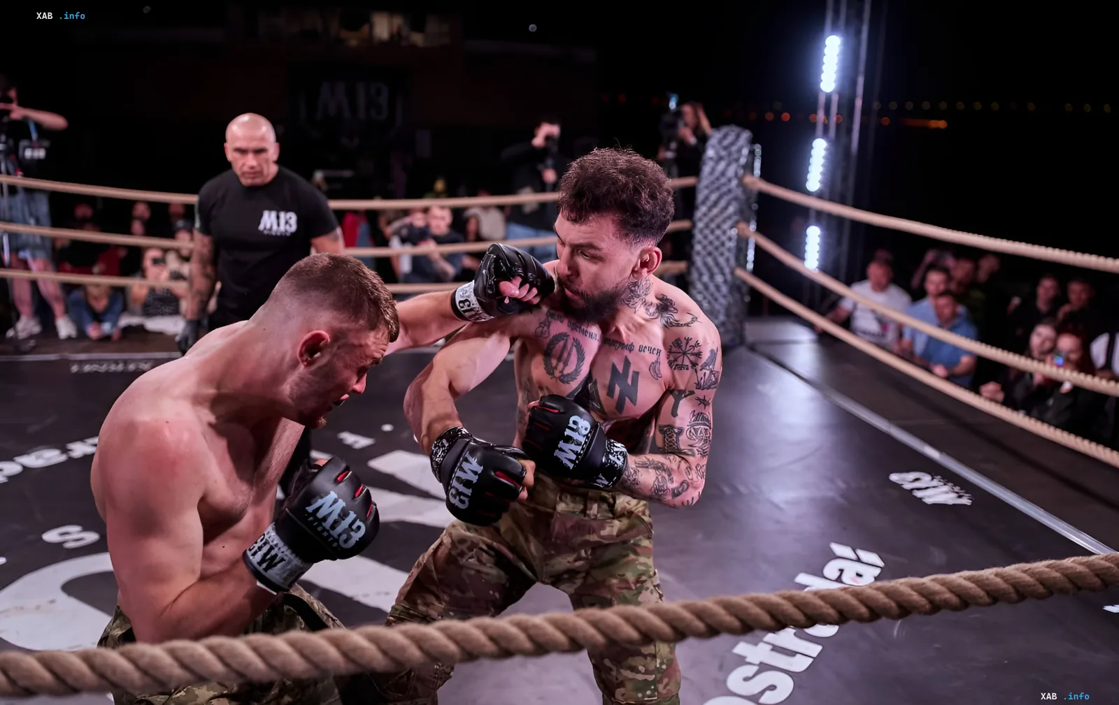 Бой ветеранов M13 FIGHTS на ринге баржи в Киеве: боец наносит удар сопернику в перчатках M13