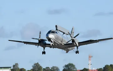 Шведский самолет ДРЛО ASC 890 (Saab 340 AEW) с радиолокационной антенной на взлете в украинском небе